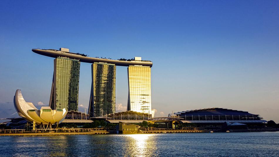 Marina Bay in singapore in the sunshine
