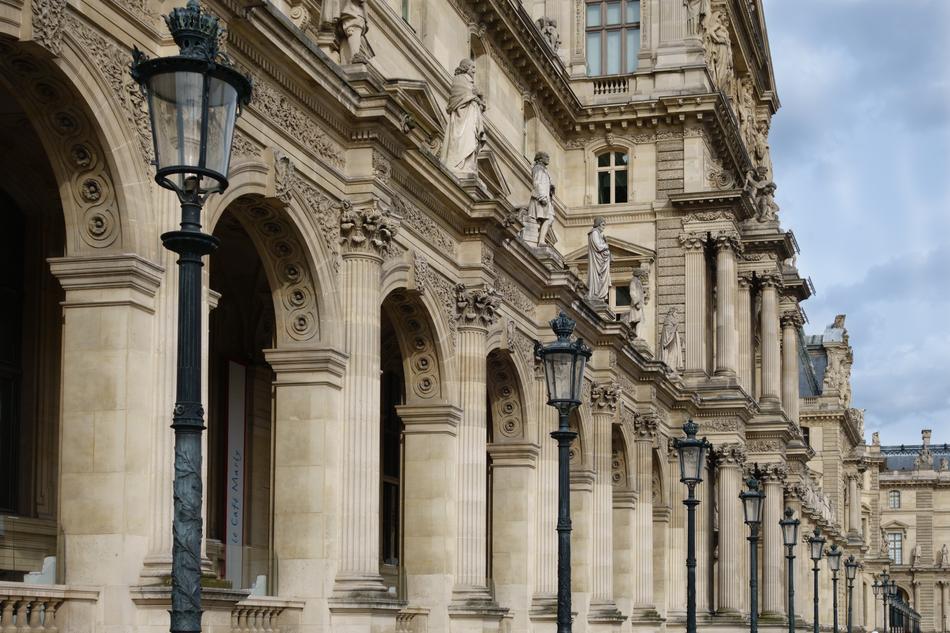 Paris monument louvre