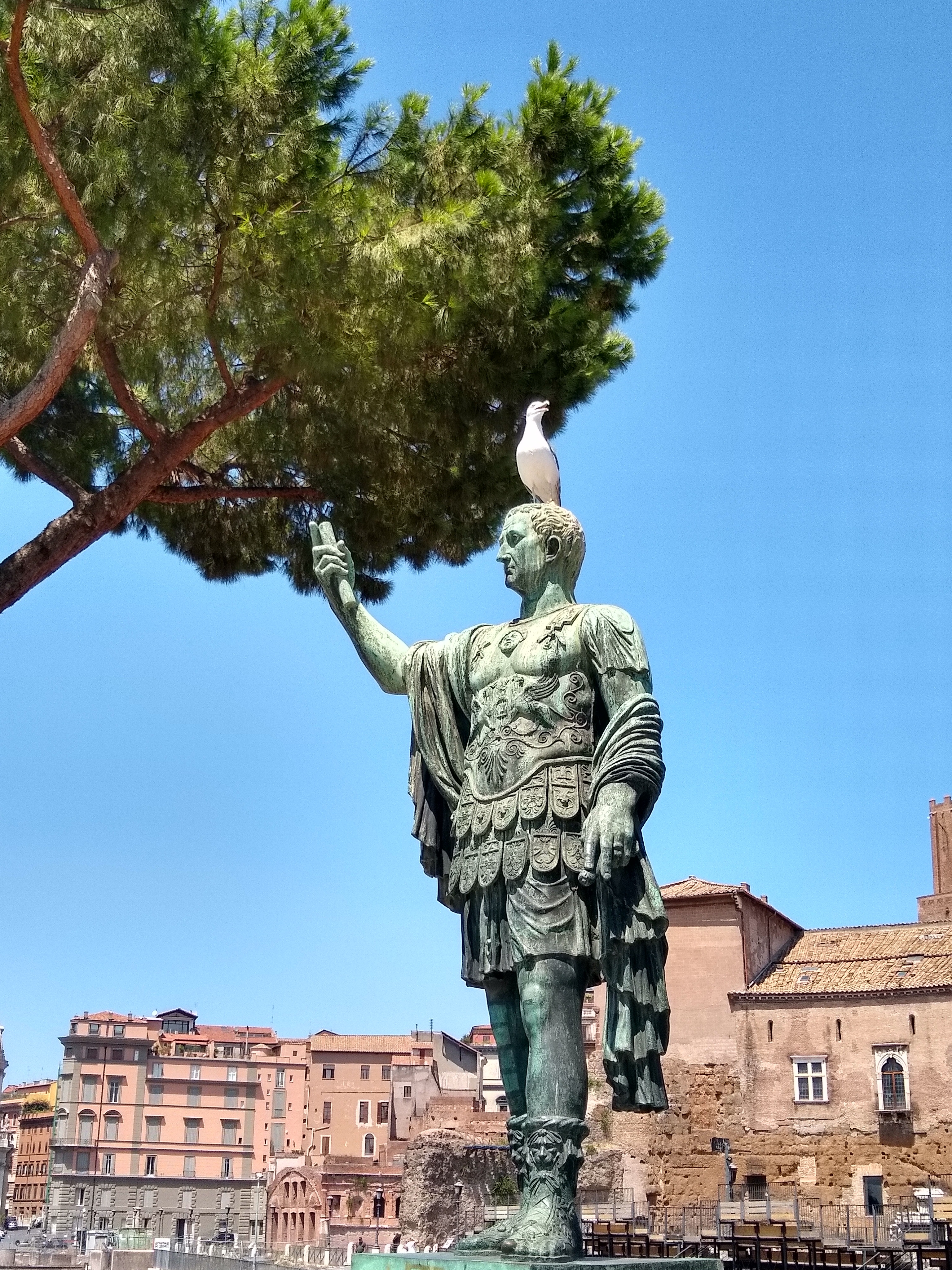 Памятник Цезарю в Риме