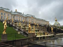 golden fountains in peterhof