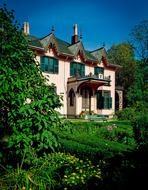 Roseland Cottage and green garden