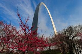 symbol in the form of an arch in a park in america