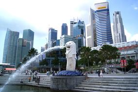 famous fountain in the center of singapore