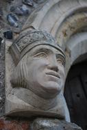 king's head as a bas-relief on the wall