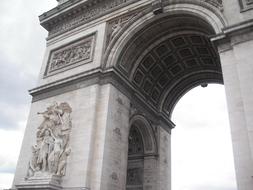 black and white photo of the arc de triomphe in paris