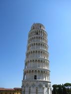 leaning tower of pisa against the blue sky