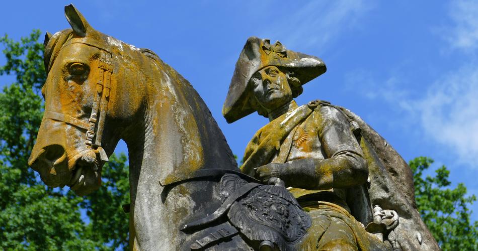 equestrian statue in the park
