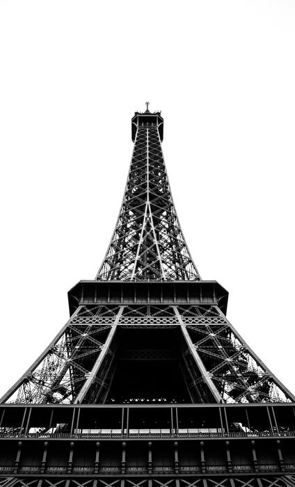 black and white picture of tall Eiffel tower