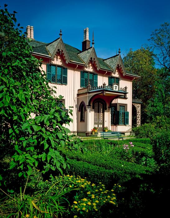 Roseland Cottage and green garden