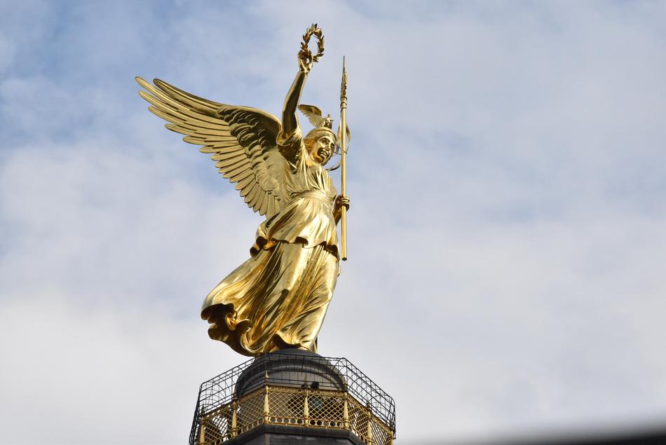 golden angel statue in berlin