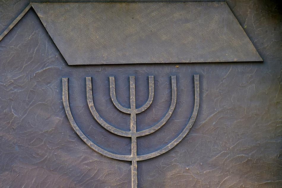 metal plaque at the synagogue