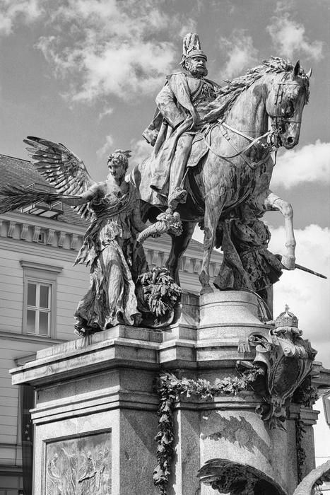 Dusseldorf Monument Sw statue