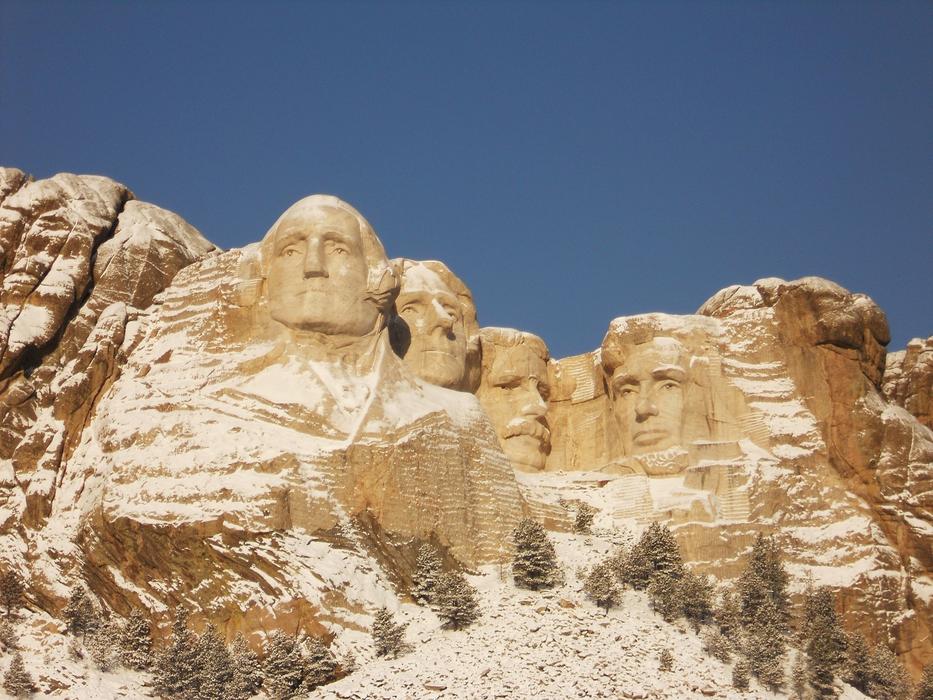 sculptures on mount rushmore in winter