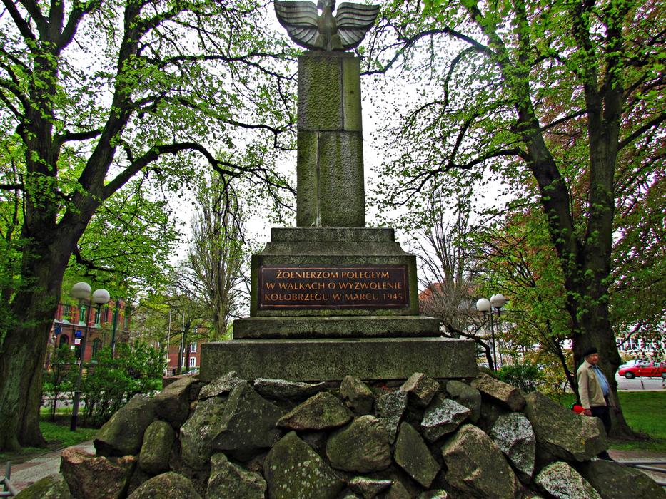 woman against the background of the monument to a fallen hero
