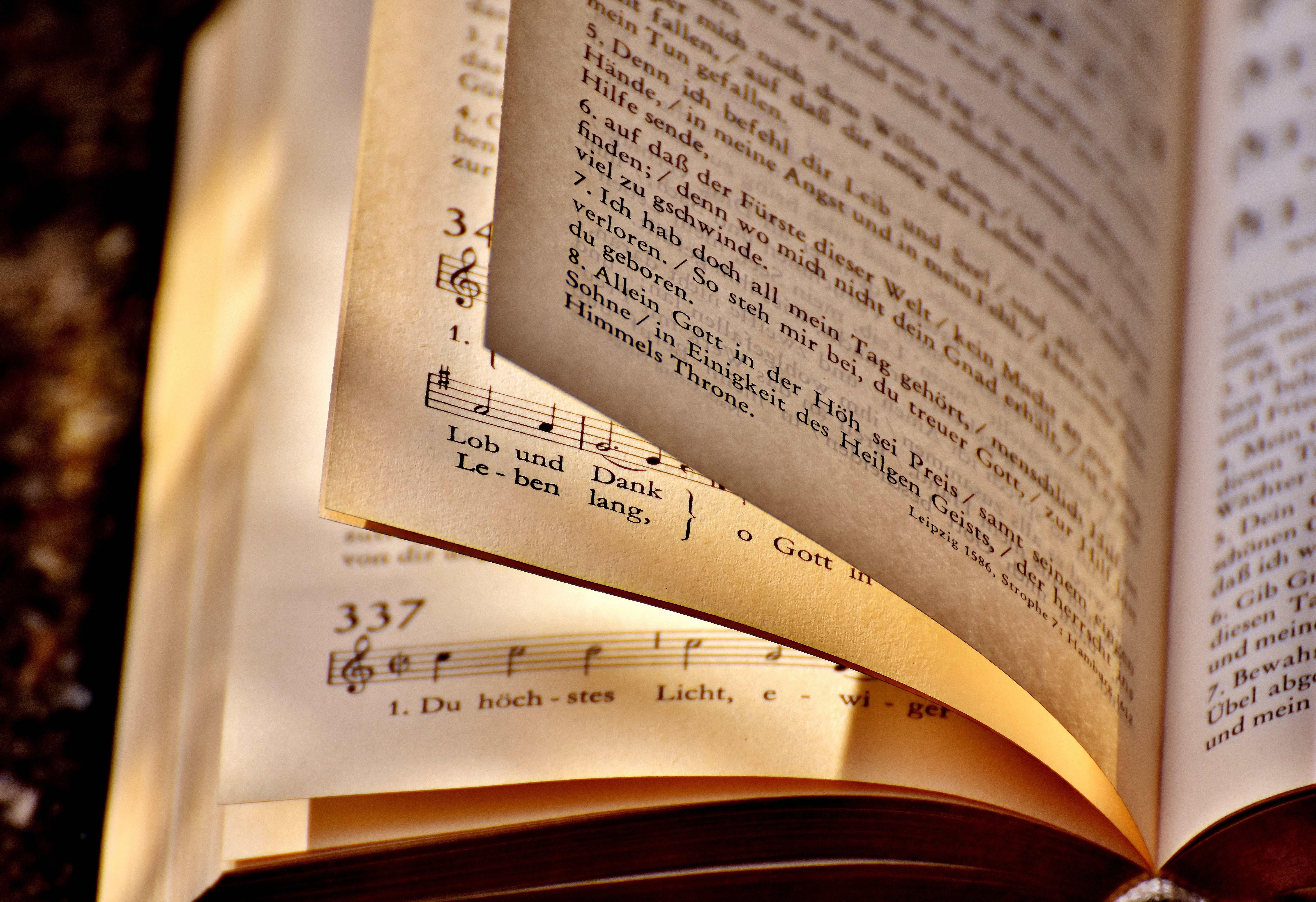 Читать открытую страницу. Страница книги. Белая книга. Фон литература. Обои на рабочий стол книги.