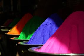 Colorful Farbpulver in the light and shadows