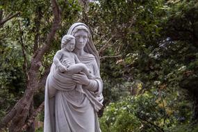 German Mom statue