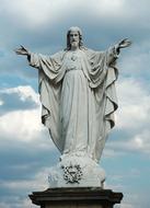 the heart of Jesus statue