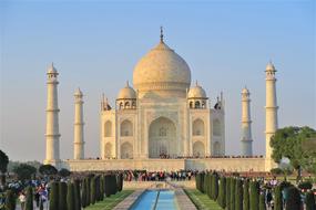 crowded Taj Mahal in Agra