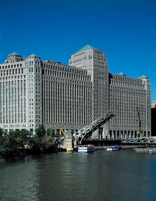 Chicago Merchandise Mart Bridge