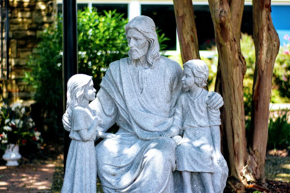 statue of Jesus and children in Virginia