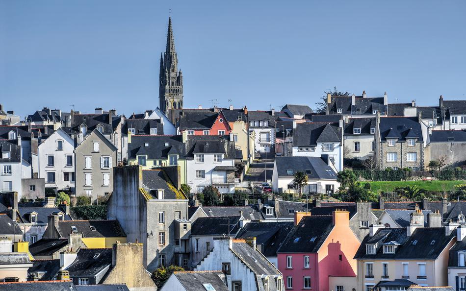church among the houses of the city
