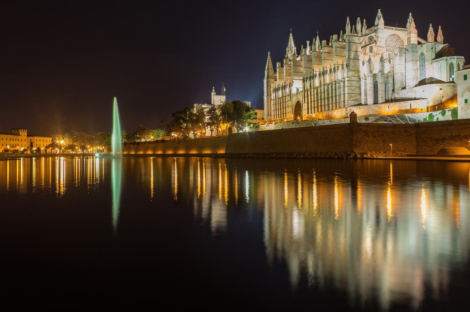 night reflection in the water of the cathedral in palma de mallorca