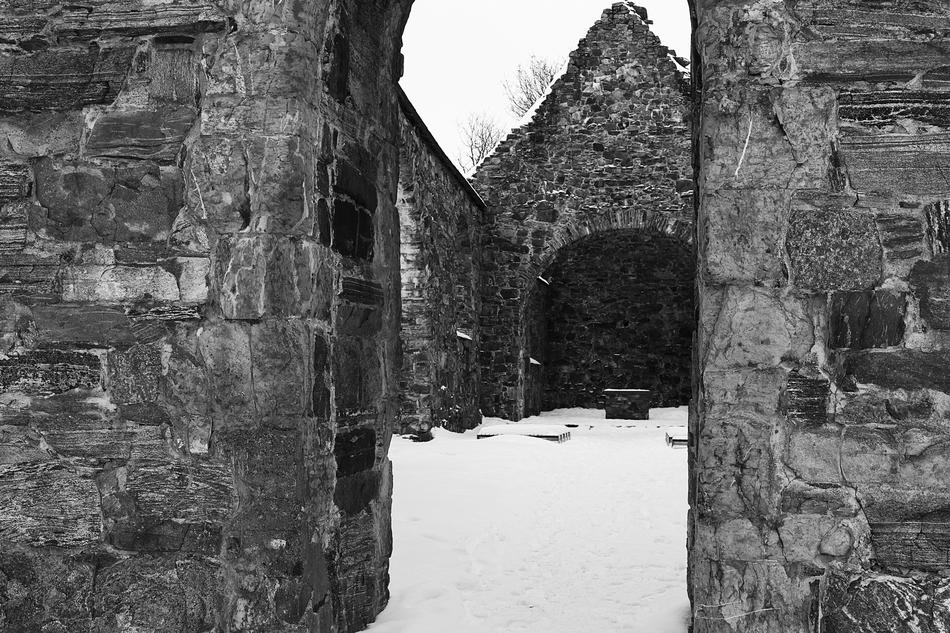 Black and white photo of the beautiful architecture of church in snow