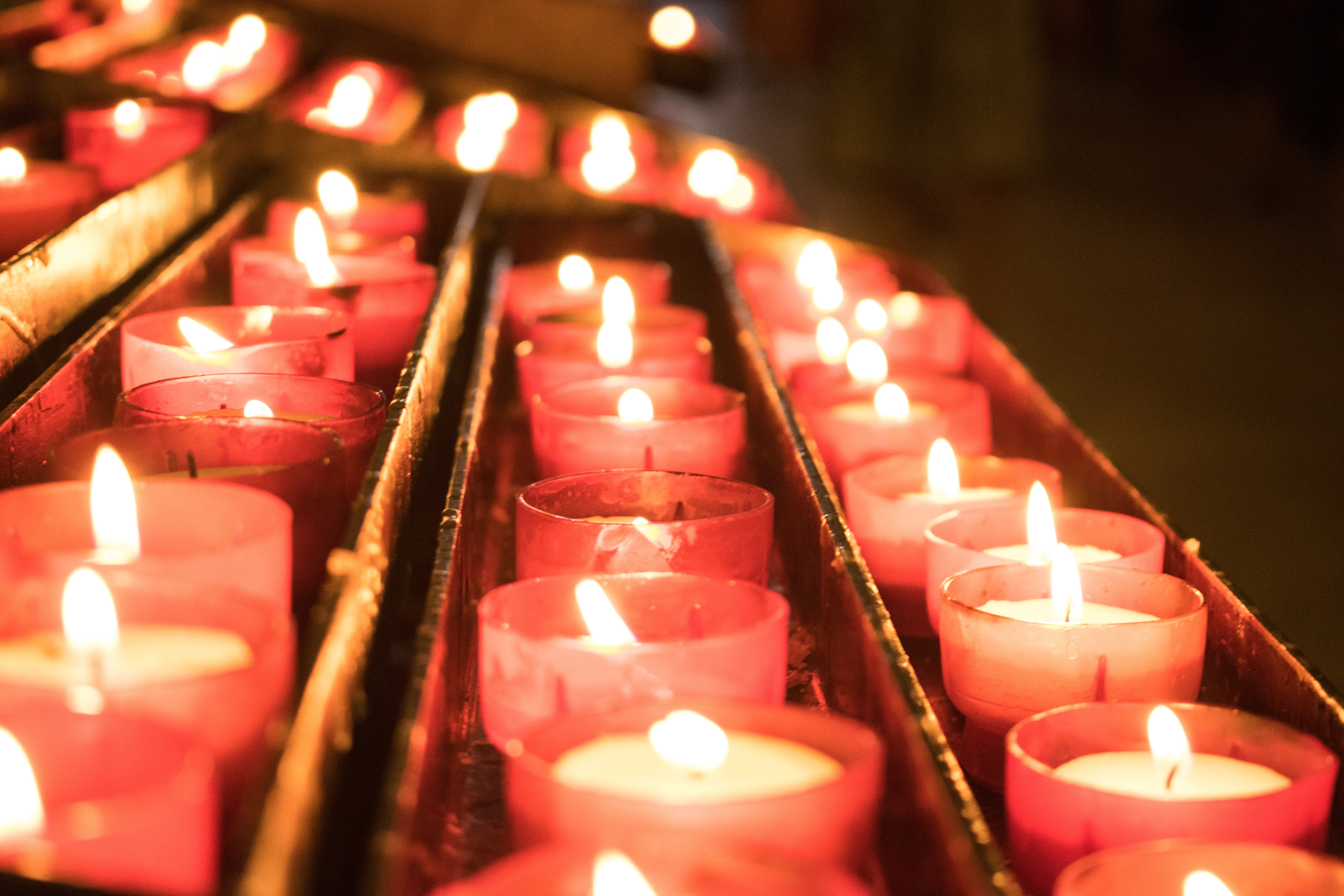 Красные свечи в церкви