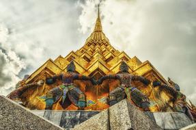 Temple Giant Thai gold roof