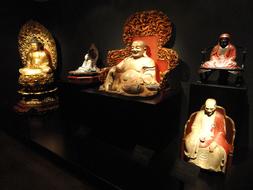 Figures Asian museum