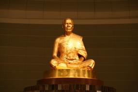 golden buddha statue in dhammakaya pagoda