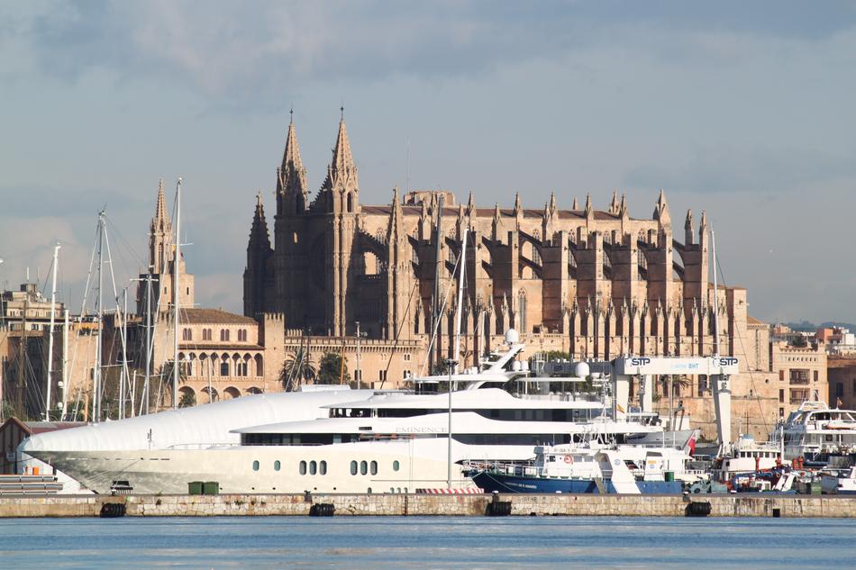 Palma De Mallorca Cathedral and whote boat