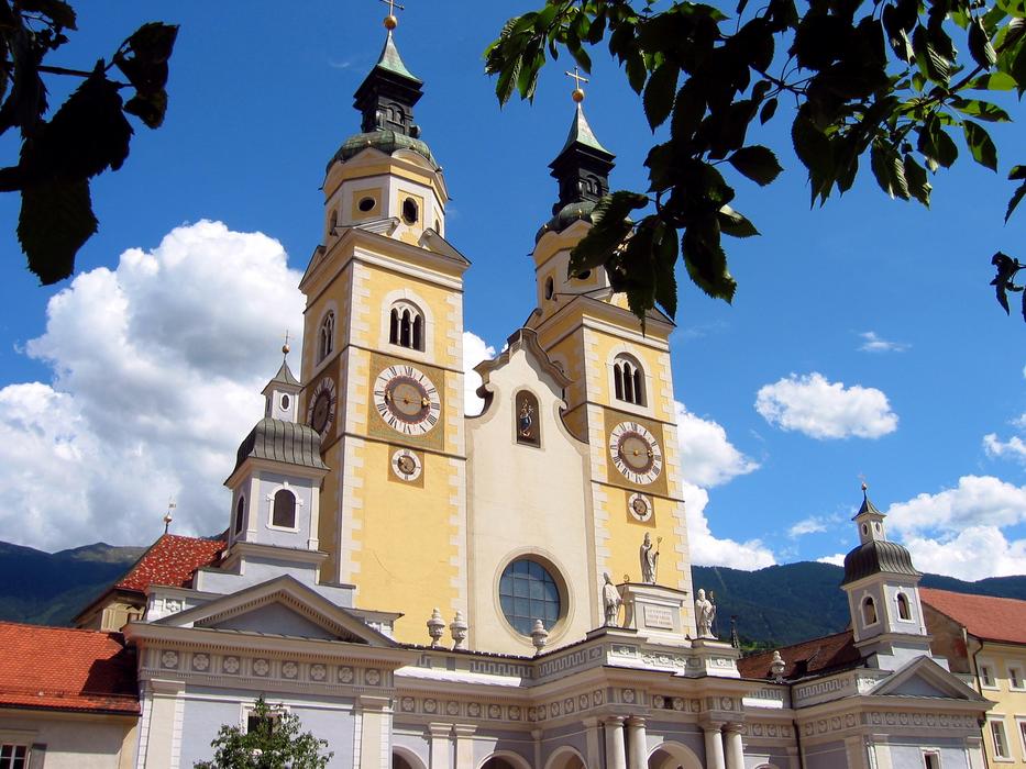 DÃ´me de Bressanone, beautiful double-spired cathedral, italy, Brixen