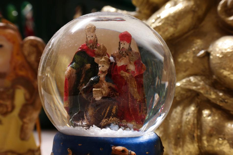 Beautiful and colorful Christmas snow ball with the Holy Three Kings