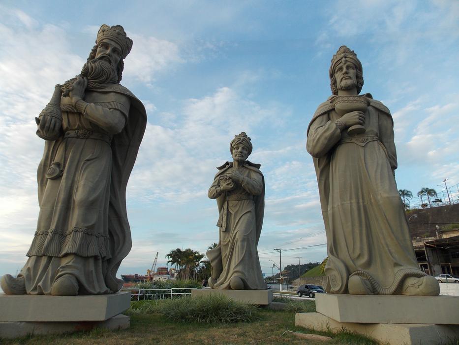 sculptures in the bay of kings in rio de janeiro