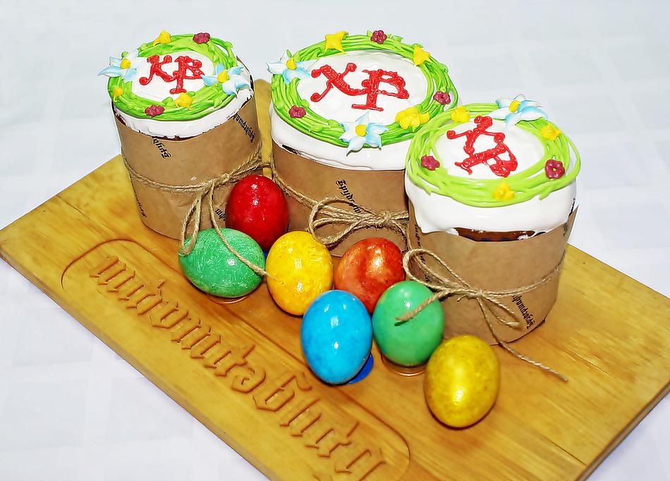 Beautiful and colorful Easter cakes and cakes, on the wooden board