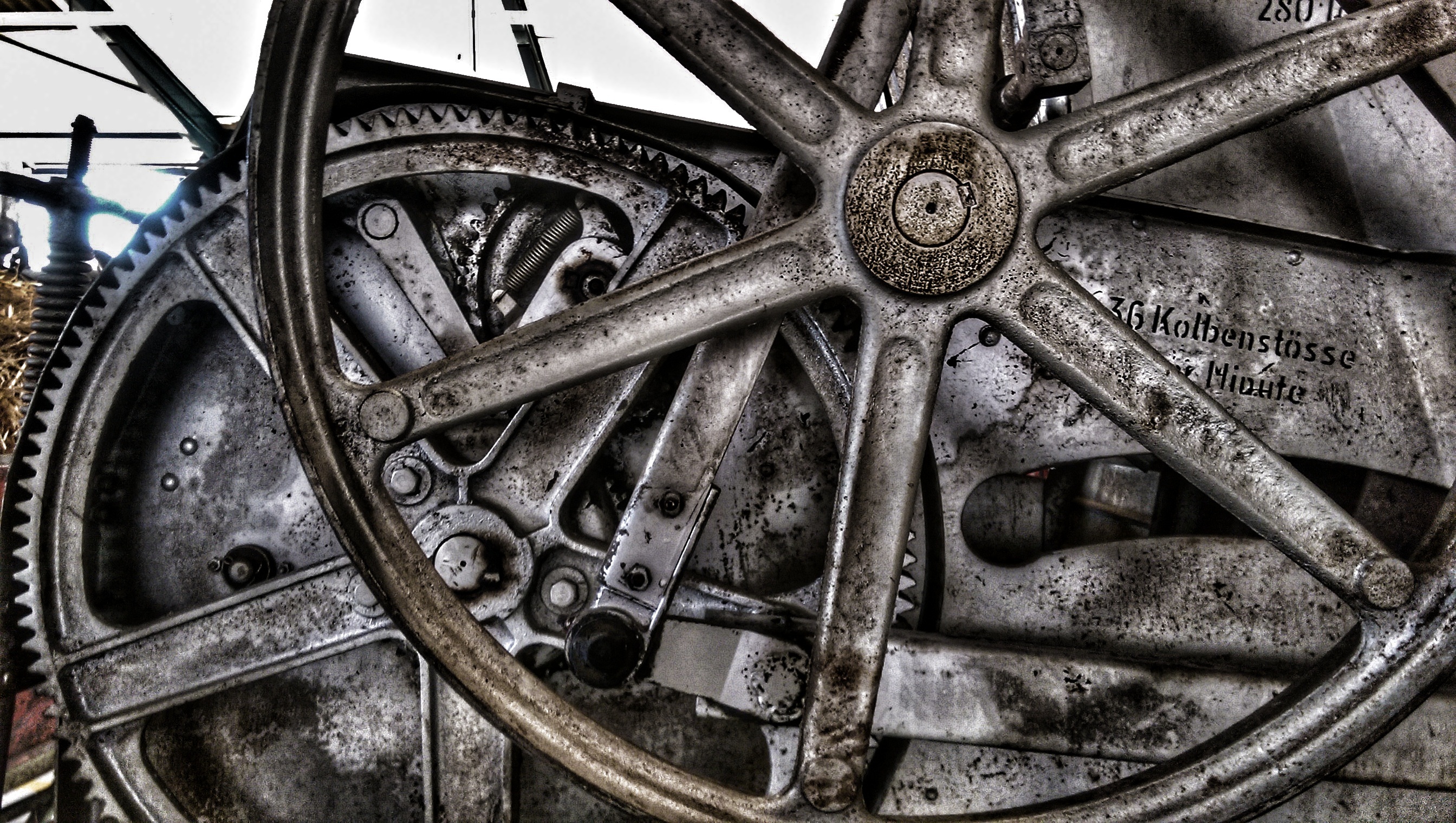 Steels machine. Старые шестеренки. Механические трансмиссии старой фабрики. Машина из шестеренок. Сталь в машине.