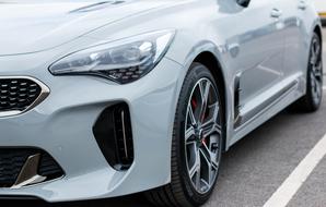 photo of the side of the Kia Stinger Gt
