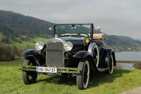 Auto Oldtimer Ford road green