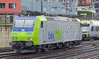 Br485 electric locomotive on the railway in Spiez, Switzerland