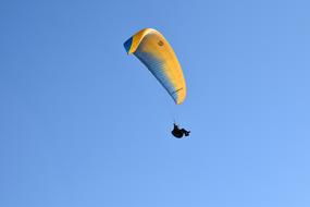 Paragliding, Paraglider in free flight