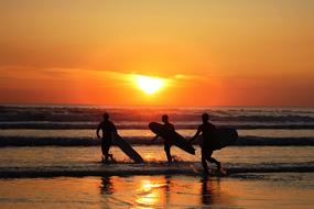 Men Surfer red sun