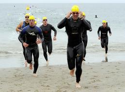 triathlon men sea