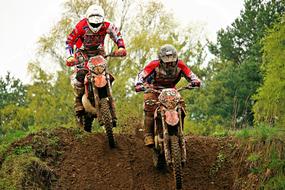 duel in enduro motocross