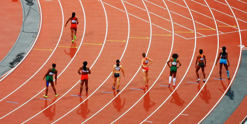 Women, running on the track, on the race