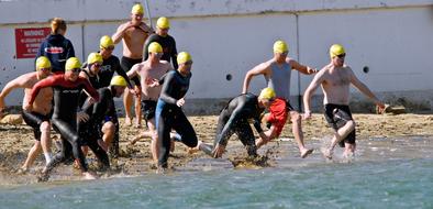 swimmers start on the seashore