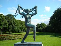 Vigeland Women Young statue