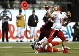 Players in colorful uniform, on the American football Vanier Cup competition, on the green and white field