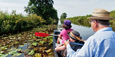 Paddle Canoeing as family leisure